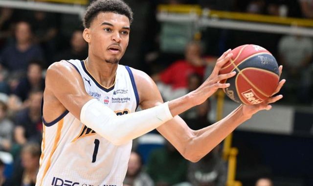 文班亚马统治法甲！法国前总理索要球票看他打球