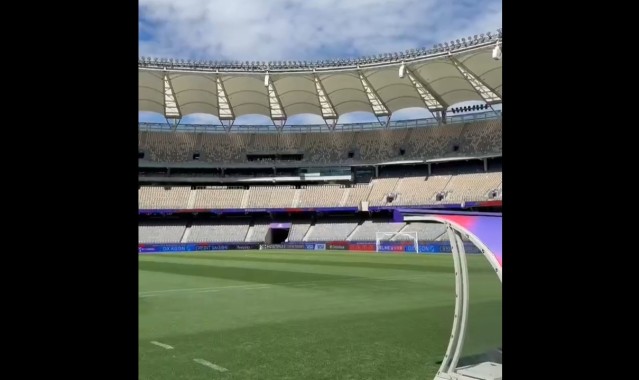 明日中国女足决战澳大利亚！马德兴晒现场视频：估计明天有6万人