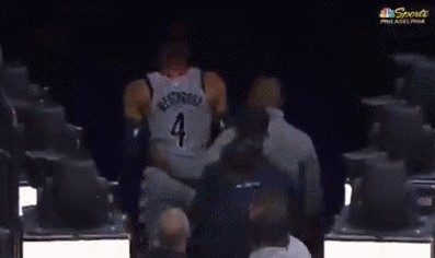 博鱼体育-韦少离场遭爆米花浇头 奥本山悲剧险在费城重演